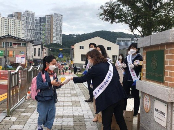2.경북교육청, 지역사회 청렴문화 확산 주도!!01(지난해 공무원노동조합, 녹색어머니회와 함께 안동 풍천풍서초등학교 앞 안전한 스쿨존 청렴캠페인).jpeg