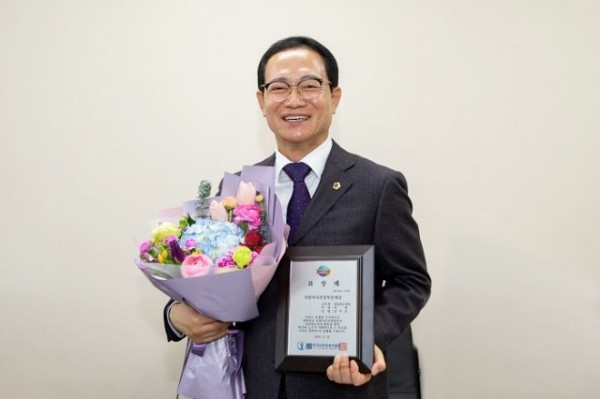 김수문 의원 수상 사진.jpg