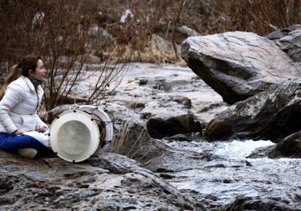 경상도민요본존회 최윤영 대표에게 산유화어린이민요합창단이 물한계곡에서 언텍트 릴레이형태로 소리교육을 받고 있다 (1).JPG