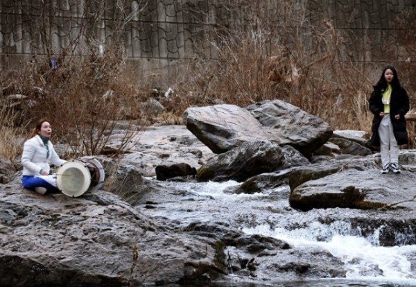 경상도민요본존회 최윤영 대표에게 산유화어린이민요합창단이 물한계곡에서 언텍트 릴레이형태로 소리교육을 받고 있다 (2).JPG