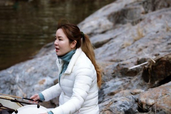 경상도민요본존회 최윤영 대표에게 산유화어린이민요합창단이 물한계곡에서 언텍트 릴레이형태로 소리교육을 받고 있다 (3).JPG