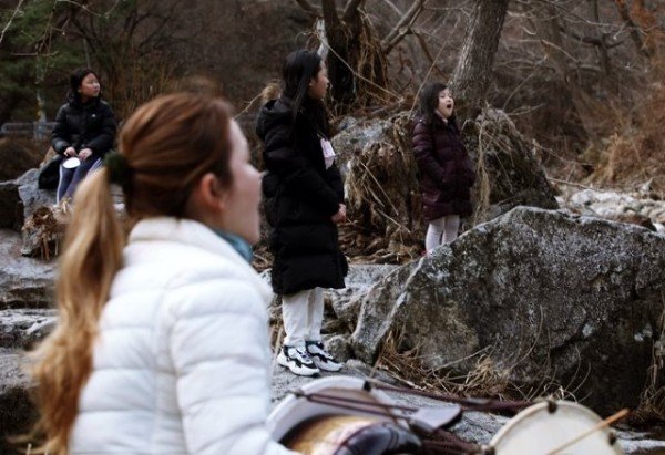 경상도민요본존회 최윤영 대표에게 산유화어린이민요합창단이 물한계곡에서 언텍트 릴레이형태로 소리교육을 받고 있다 (4).JPG