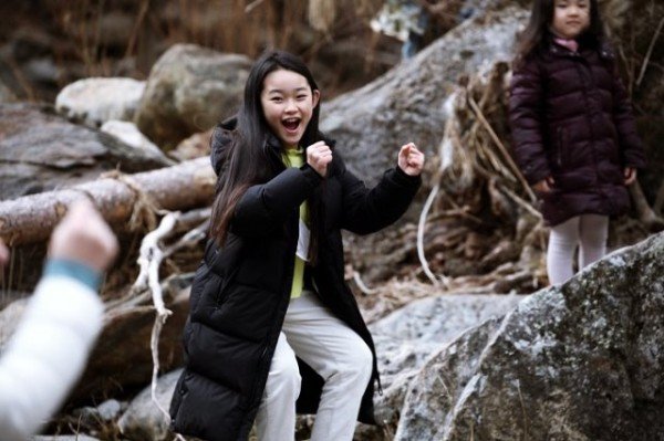 경상도민요본존회 최윤영 대표에게 산유화어린이민요합창단이 물한계곡에서 언텍트 릴레이형태로 소리교육을 받고 있다 (5).JPG