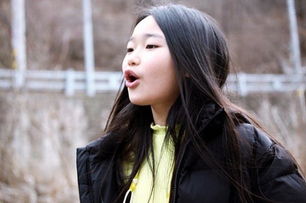 경상도민요본존회 최윤영 대표에게 산유화어린이민요합창단이 물한계곡에서 언텍트 릴레이형태로 소리교육을 받고 있다 (7).JPG