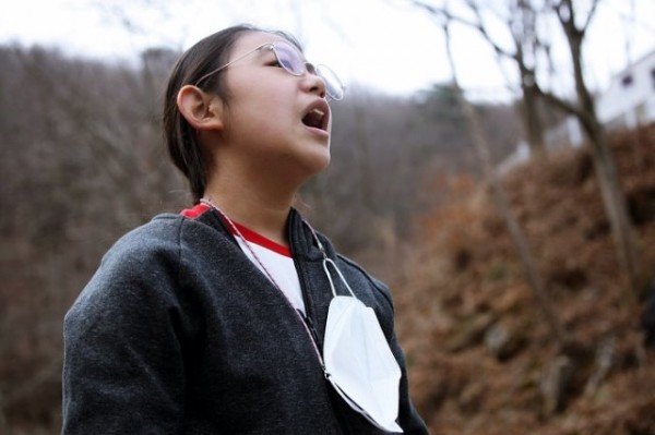 경상도민요본존회 최윤영 대표에게 산유화어린이민요합창단이 물한계곡에서 언텍트 릴레이형태로 소리교육을 받고 있다 (8).JPG