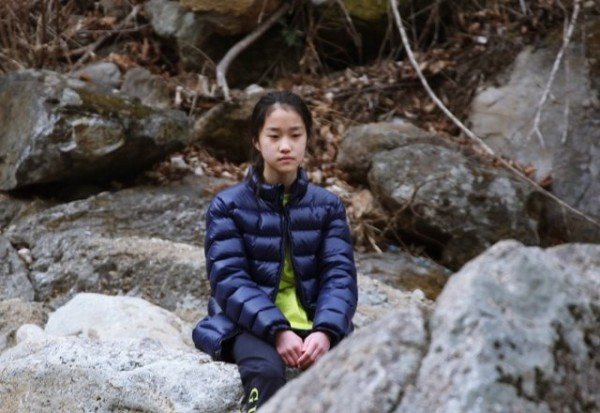 경상도민요본존회 최윤영 대표에게 산유화어린이민요합창단이 물한계곡에서 언텍트 릴레이형태로 소리교육을 받고 있다 (10).JPG