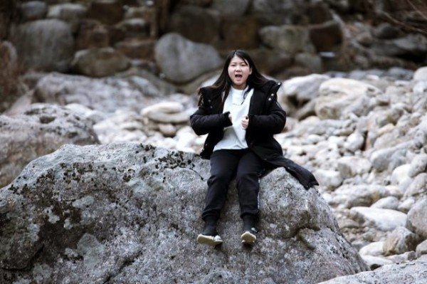 경상도민요본존회 최윤영 대표에게 산유화어린이민요합창단이 물한계곡에서 언텍트 릴레이형태로 소리교육을 받고 있다 (11).JPG