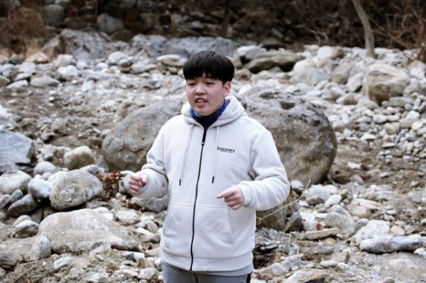 경상도민요본존회 최윤영 대표에게 산유화어린이민요합창단이 물한계곡에서 언텍트 릴레이형태로 소리교육을 받고 있다 (15).JPG