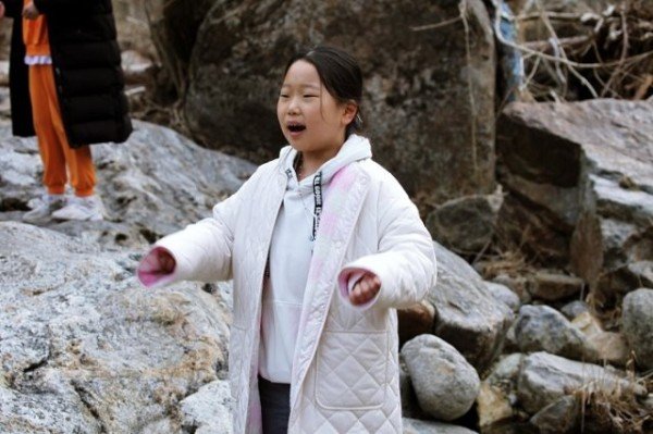 경상도민요본존회 최윤영 대표에게 산유화어린이민요합창단이 물한계곡에서 언텍트 릴레이형태로 소리교육을 받고 있다 (14).JPG