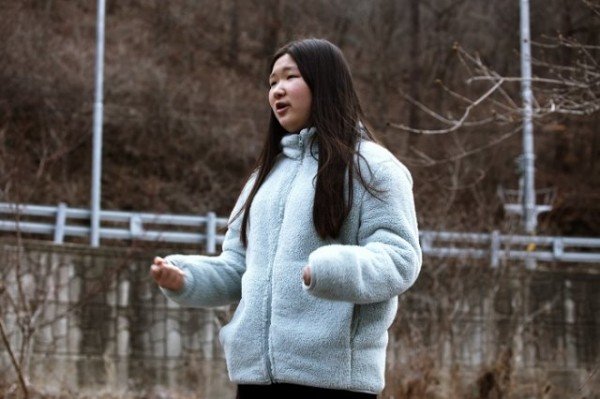 경상도민요본존회 최윤영 대표에게 산유화어린이민요합창단이 물한계곡에서 언텍트 릴레이형태로 소리교육을 받고 있다 (17).JPG