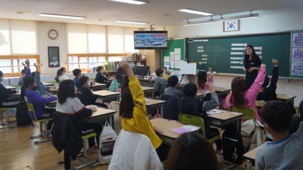 1.경북교육청, 미래 교육 대비 수업전문가 육성!01(지난해 수업선도교사인증 포항 원동초 교사 이승현 선생님 수업 장면).JPG