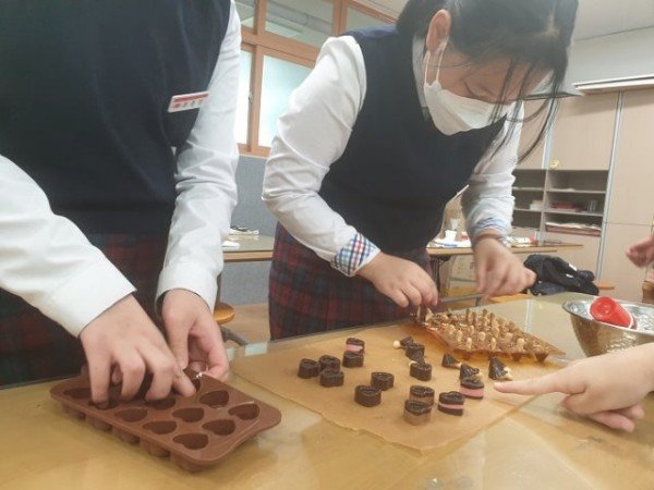 1.자유학기제 자양분으로 중학교 교육과정 꽃 피우다03(영천여중 자유학기 동아리-초콜릿공예).jpg