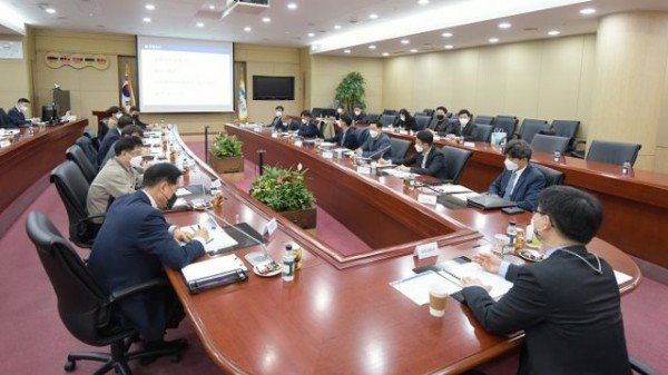 210312 [보도자료-사진(LIG넥스원)] 강은호 방위사업청장(오른쪽 첫 번째)가 LIG넥스원 관계자의 의견을 청취하고 있다..jpg