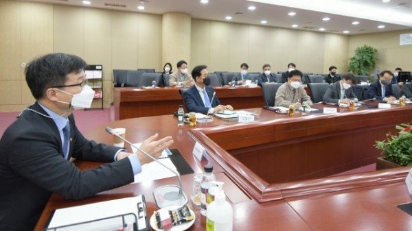 210312 [보도자료-사진(LIG넥스원)] 강은호 방위사업청장(오른쪽 첫 번째)가 LIG넥스원 관계자와의 자리에서 발언 중이다..jpg