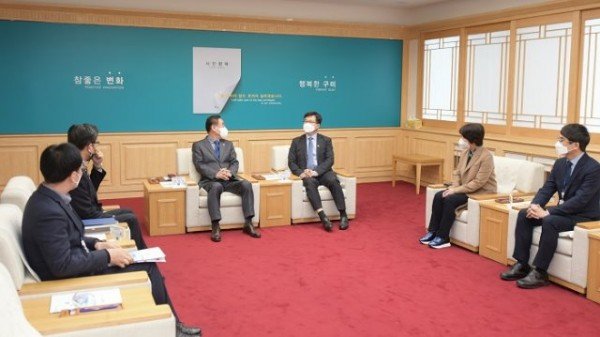 210312 [보도자료-사진(구미시청 방문)] 강은호 방위사업청장(왼쪽 네 번째)이 장세용 구미시장(왼쪽 세 번째)과 면담 중이다..jpg