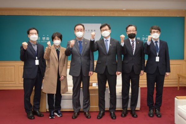 210312 [보도자료-사진(구미시청 방문)] 강은호 방위사업청장(왼쪽 네 번째)과 장세용 구미시장(왼쪽 세 번째)과 기념사진을 촬영하고 있다..jpg