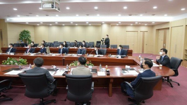 210312 [보도자료-사진(LIG넥스원)] 강은호 방위사업청장(왼쪽 첫 번째)가 LIG넥스원 관계자의 의견을 청취하고 있다..jpg