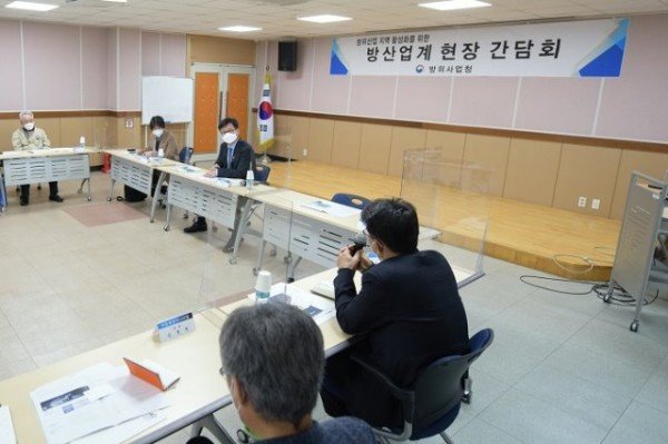 210312 [보도자료-사진(방산분야 중소기업 간담회)] 강은호 방위사업청장(왼쪽 세 번째)가 업체의 의견을 청취하고 있다..jpg