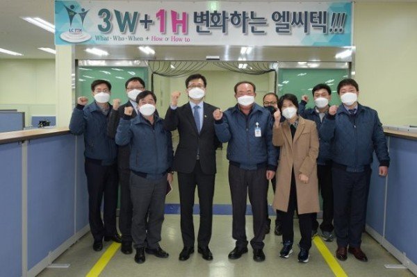 210312 [보도자료-사진(엘씨텍)] 강은호 방위사업청장(왼쪽 네 번째)과 김영복 대표이사(왼쪽 다섯 번째) 등 임직원이 기념사진을 촬영하고 있다..jpg