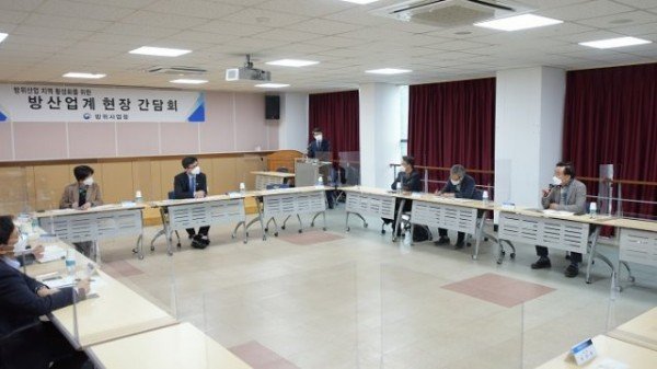 210312 [보도자료-사진(방산분야 중소기업 간담회)] 강은호 방위사업청장(왼쪽 두 번째)가 업체의 의견을 청취하고 있다..jpg