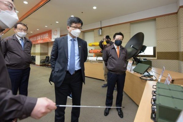 210312 [보도자료-사진(한화시스템)] 강은호 방위사업청장(왼쪽 세 번째)가 담당자로부터 한화시스템 장비에 대해 설명을 듣고 있다..jpg