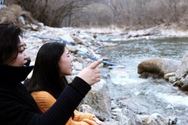 1) 충북 영동 사계절캠핑장 앞 물한계곡서 동국대 한국음악과2 최지원이 영남판소리보존회 정정미 이사장에게 특화된 판소리 교육을 받고 있~.jpg