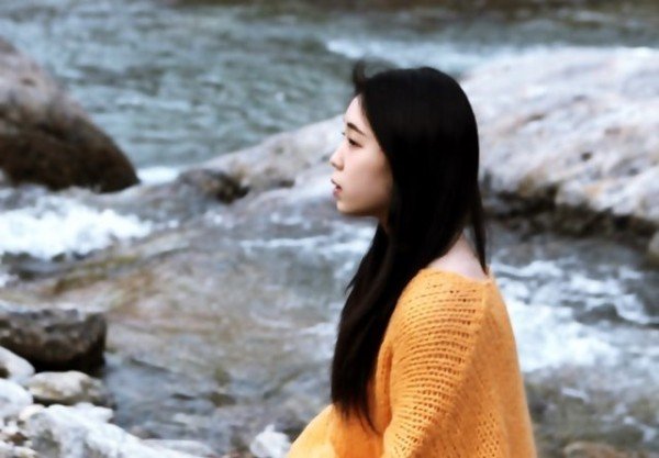 2) 충북 영동 사계절캠핑장 앞 물한계곡서 동국대 한국음악과2 최지원이 영남판소리보존회의 특화된 프로그램을 진행하고 있다..jpg