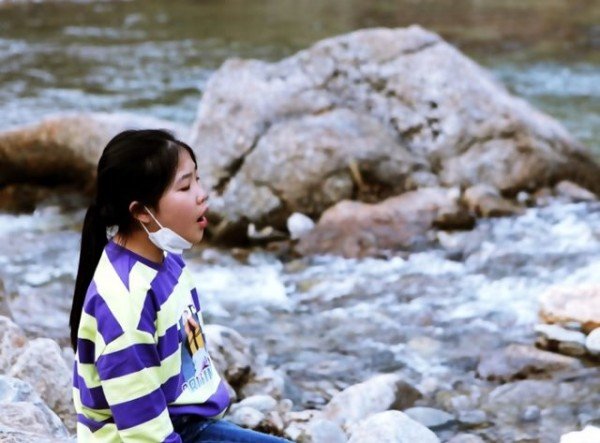 3) 충북 영동 사계절캠핑장 앞 물한계곡서 대구 새론초6 장예린이 영남판소리보존회의 특화된 프로그램을 진행하고 있다..jpg