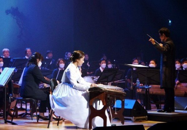 “경북 도민 속으로”란 아젠다와 함께 경상북도(도지사 이철우) 도립국악단이 25일 오후 7시 30분 고령대가야문화누리 우륵홀에서 열린 ~ (1).jpg