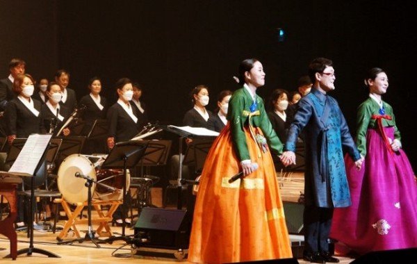 “경북 도민 속으로”란 아젠다와 함께 경상북도(도지사 이철우) 도립국악단이 25일 오후 7시 30분 고령대가야문화누리 우륵홀에서 열린 ~ (4).jpg