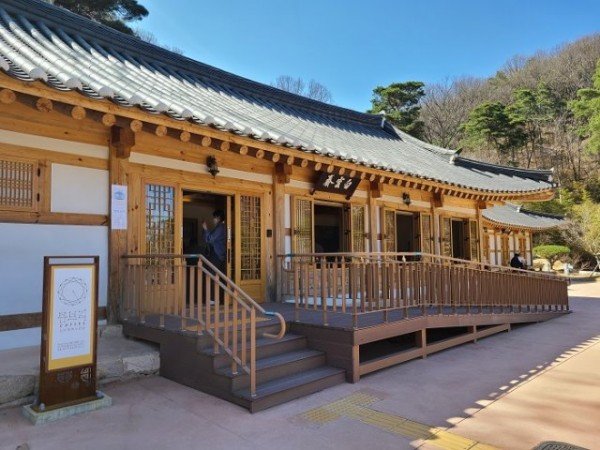 [관광진흥과]성리학역사관 한옥 문화카페 봄맞이 새단장3.jpg