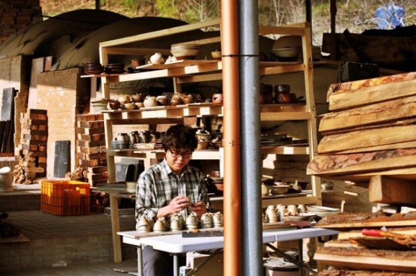 문경 하늘재 성주요 강창성 작가가 전통가마에서 구워낸 찻사발을 다듬고 있다 (1).JPG