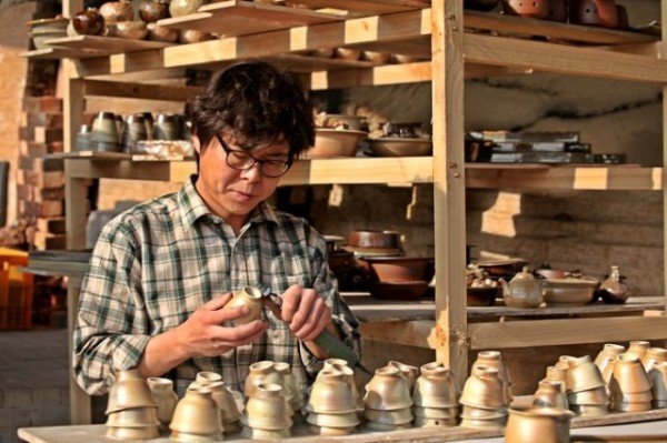 문경 하늘재 성주요 강창성 작가가 전통가마에서 구워낸 찻사발을 다듬고 있다 (3).JPG