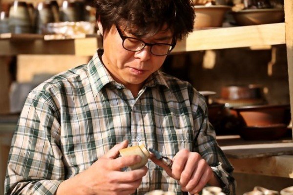 문경 하늘재 성주요 강창성 작가가 전통가마에서 구워낸 찻사발을 다듬고 있다 (4).JPG