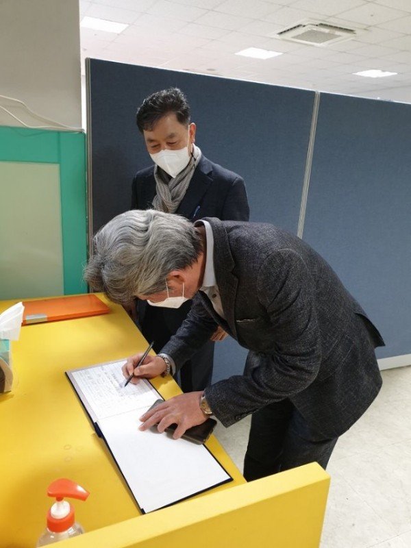 3. 오태근 이사장님과 집행위원회.jpg