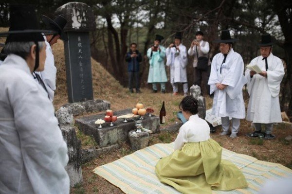 3-8. 김해허씨묘소 참배.jpg