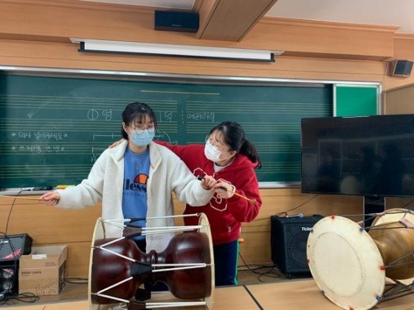 4.고교학점제 학습 부진 예방, 학생들이 나선다!02(예천여고 또래학습 멘토링(음악).jpg