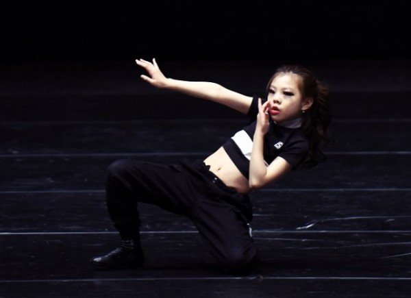 [포토] 문성초 김민채가 _Stronger_란 작품으로 강렬한 눈빛과 무대를 선보이고 있다..jpg