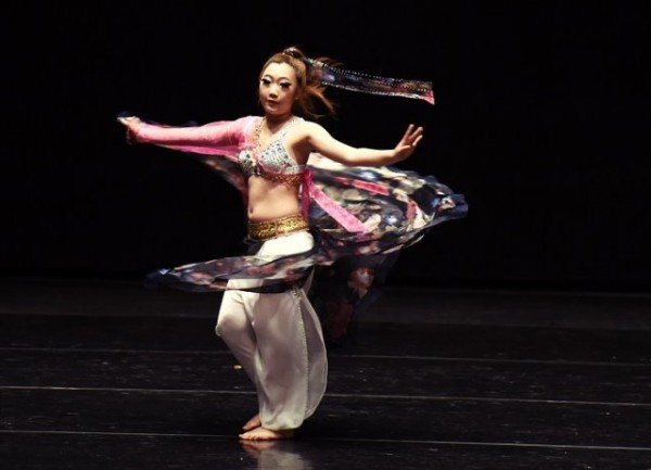 [포토] 고아초 김해아가 _태극_이란 퓨전 벨리댄스로 고혹적인 무대를 선사하고 있다..jpg