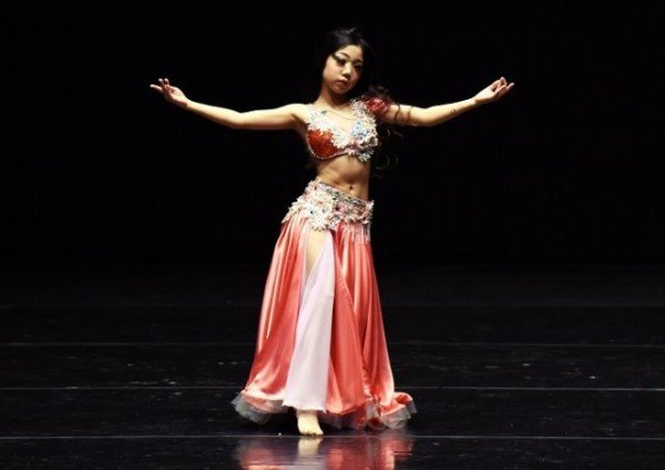 [포토] 벨리의 유혹, 고아초 박지우가 아름다운 선을 표현한 _Yey_라는 작품으로 경연을 펼치고 있다..jpg