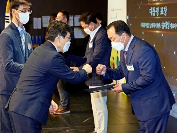 0423-2_애명다온빌_오승택_원장_장애인의날__대통령_표창_수상_(좌_권덕철_복지부장관_우_오승택_원장).jpg