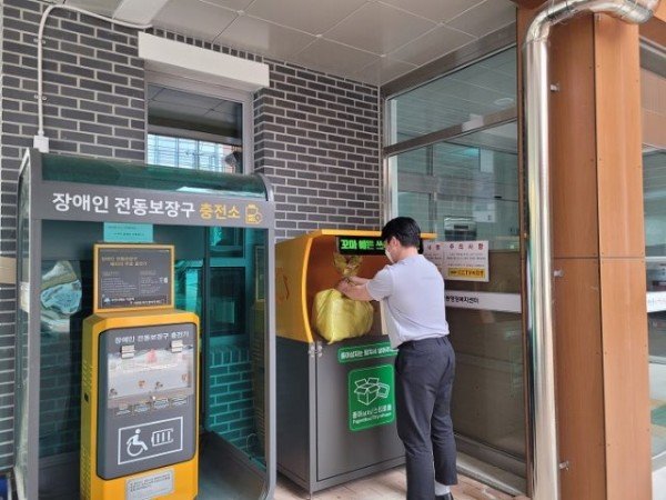 영주 4-휴천2동, ‘꼬마 예쁜 쓰레기 정거장’ 설치 확대 운영 (쓰레기를 버리는 장면) (2).jpg