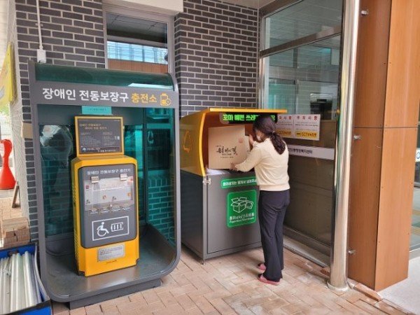 영주 4-휴천2동, ‘꼬마 예쁜 쓰레기 정거장’ 설치 확대 운영 (쓰레기를 버리는 장면) (1).jpg