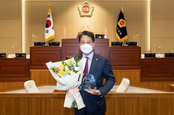 글로벌크라운대상_수상(배진석_위원장).jpg