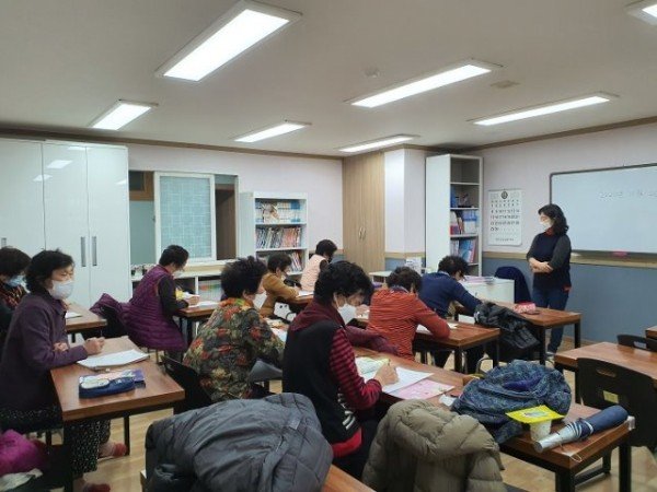 0427-1_올해부터_집집마다_한글_선생님이_찾아가요-종합사회복지관_문해교실1_(2).jpg
