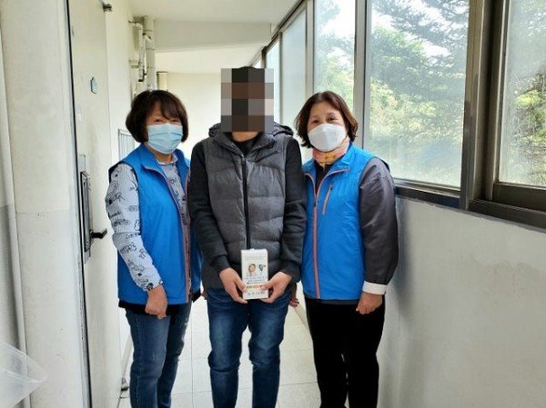 영주 4-가흥1동지역사회보장협의체, ‘코로나19’ 예방을 위한 아이愛 건강지킴이 체온계 전달 (1).jpg