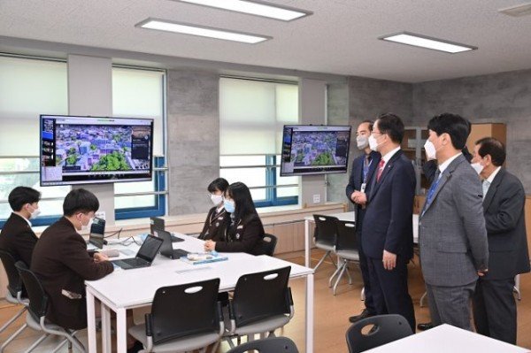1.경북형 온라인 공동교육 거점센터’운영03(임종식 교육감은 온라인 공동교육 거점센터 거점학교인 포항동성고를 방문했다).jpg