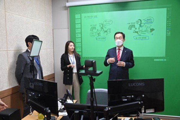 1.경북형 온라인 공동교육 거점센터’운영02(임종식 교육감은 온라인 공동교육 거점센터 거점학교인 포항동성고를 방문했다) (1).jpg