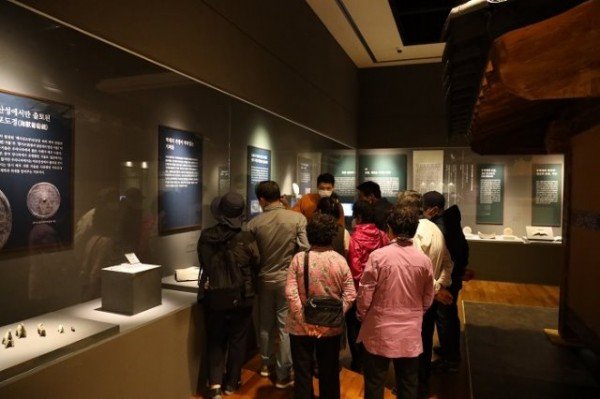 [상주박물관]견훤 특별기획전에 청계마을 주민들이 초청된 까닭은(관람하는 주민들) 1.JPG