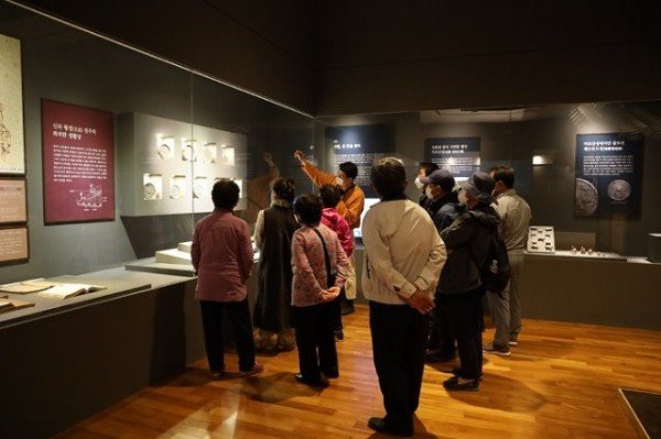 [상주박물관]견훤 특별기획전에 청계마을 주민들이 초청된 까닭은(관람하는 주민들)2.JPG